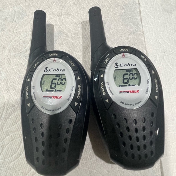 Cobra Walkie Talkies 1 Pr micro talk 22 channels 38 privacy codes slightly used - Picture 3 of 4